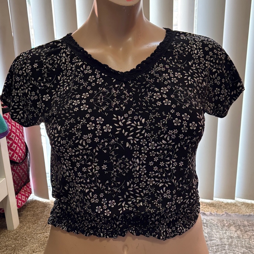 Women's Black Floral V-Neck Crop Top by